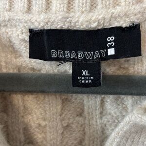Broadway Women's Cream V-Neck Sweater